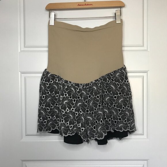 A Pea in the Pod Maternity Shorts Women's Medium Black Floral Eyelet Over Belly - Picture 3 of 8